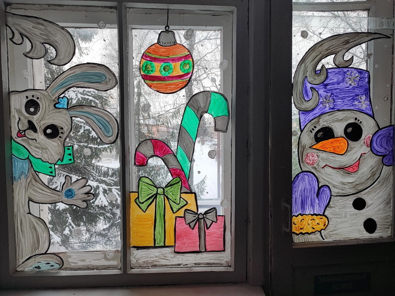 Разрисованное окно. Разрисованные окна на новый год. Разрисовываем окна краской. Краска для окон. Новогодние окна украшенные.